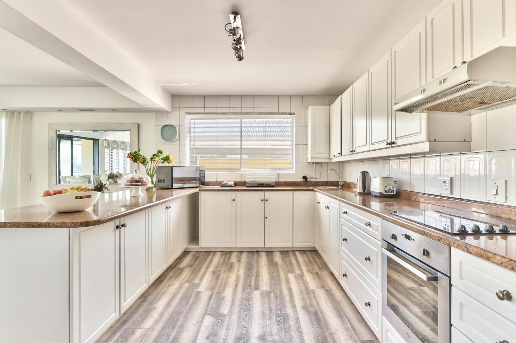 Adjacent Camps Bay Apartment *